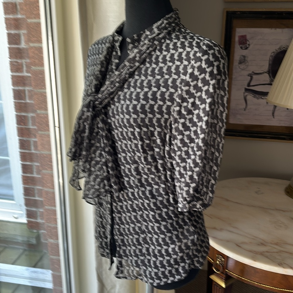 CLUB MONACO 100% SILK SHORT SLEEVE  BUTTON FRONT BLOUSE DETACHABLE TIE